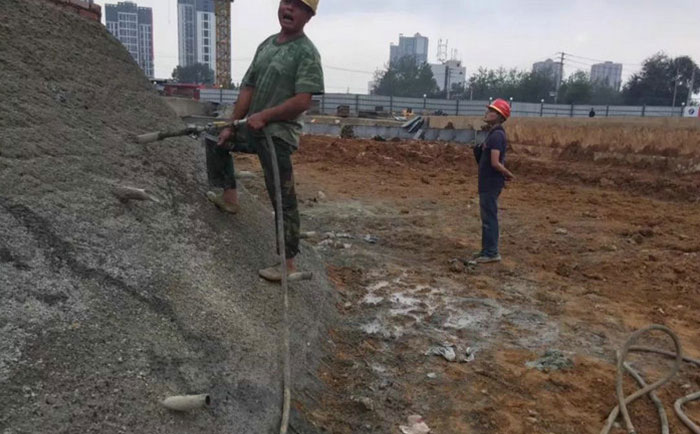 邊坡防滲注漿，可灌注環(huán)氧樹(shù)脂、聚脲樹(shù)脂、丙烯酸鹽等化學(xué)灌漿堵漏材料